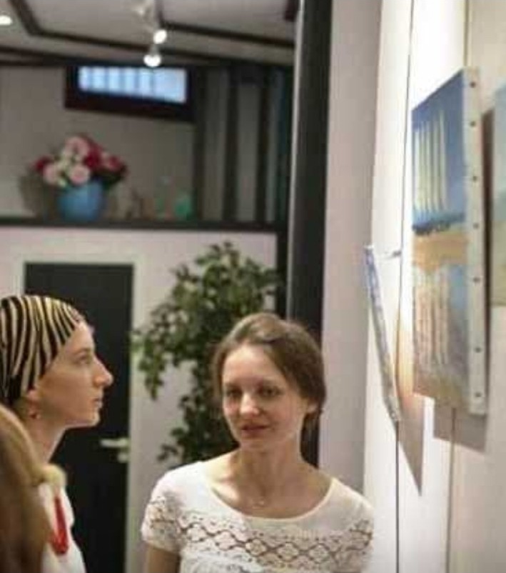 Anastasiia Kuznietsova bei einer Ausstellung in Paris